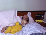 Vignette de 13-10 David son biberon avec papa dans le grand lit 4-75.jpg